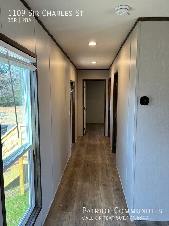 Building Photo - 1109 Sir Charles St