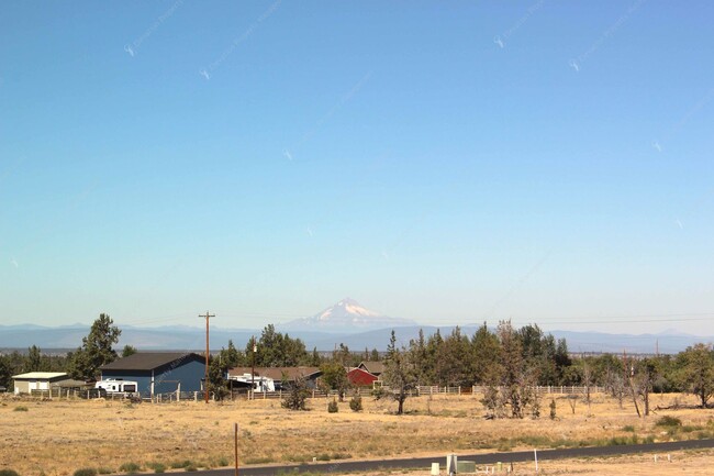 Building Photo - 3 BR home in Northwest Redmond w/ Mountain...