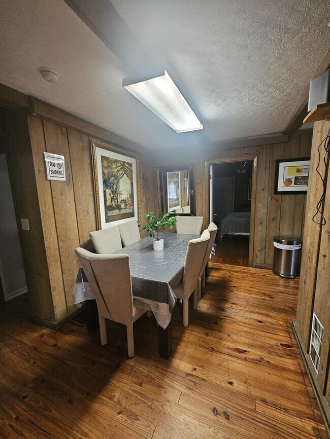 Building Photo - Furnished Three Bedroom Ranch Home
