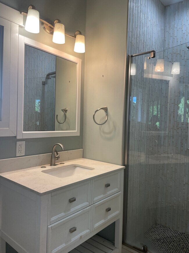 Building Photo - 1662 Wealthy St SE