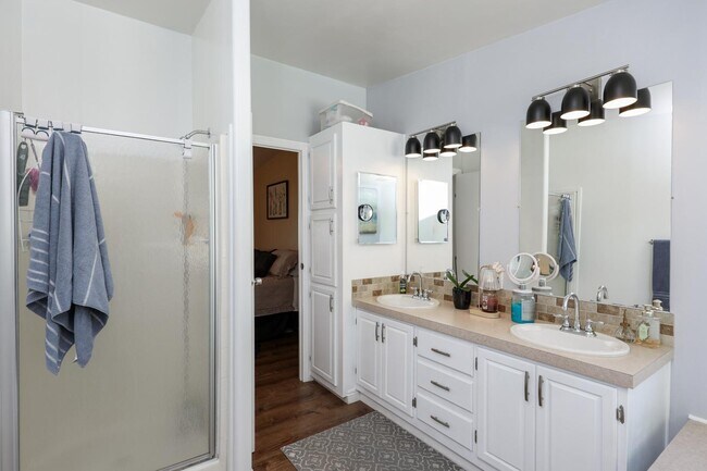 Building Photo - 500 Rancheros Dr