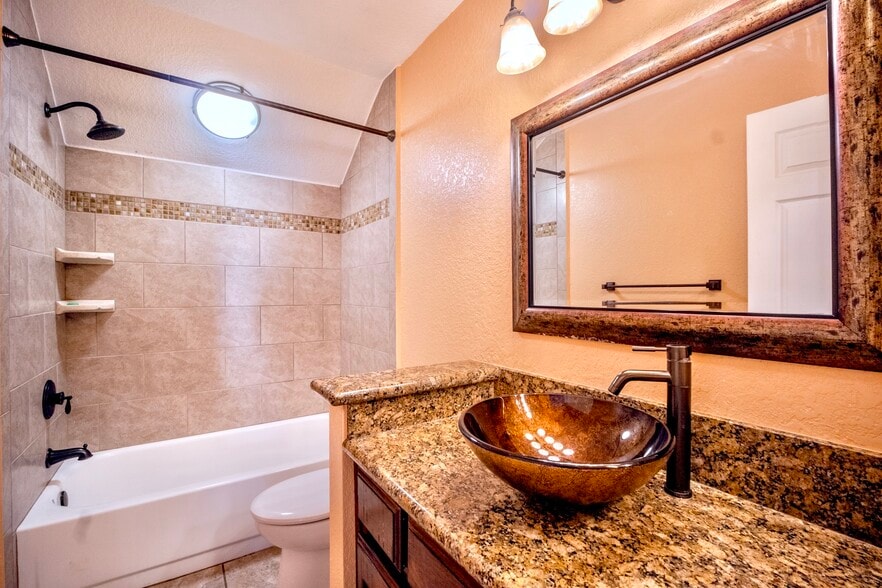 Building Photo - 4404 Bluff Creek Dr