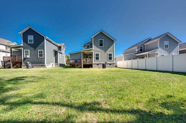 Building Photo - 1016 Sycamore Rdg E