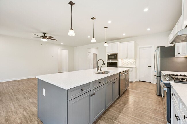Building Photo - 5BR/3.5BA home offers stylish and function...