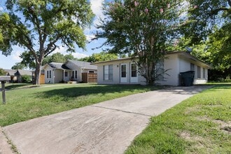Building Photo - Spacious Duplex for Rent in Sherman, TX La...
