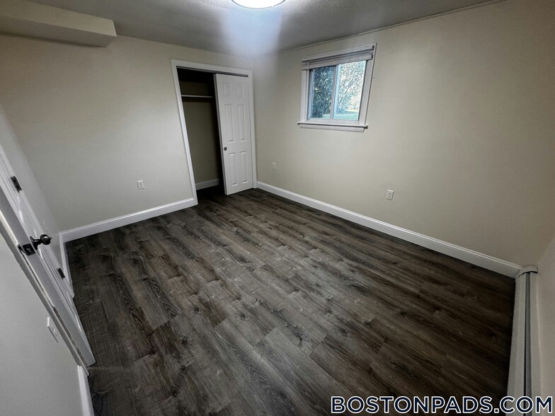 Building Photo - 11 River Dr