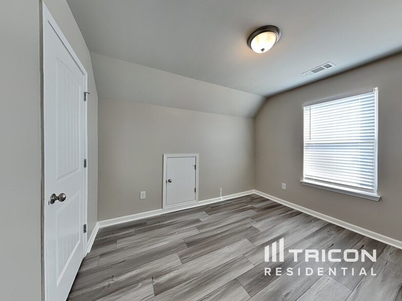 Building Photo - 204 Leland Ln