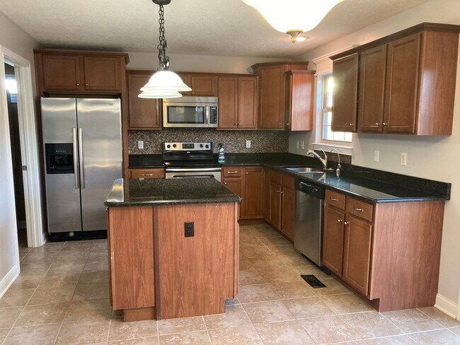 Building Photo - 100 Twin Lakes Dr