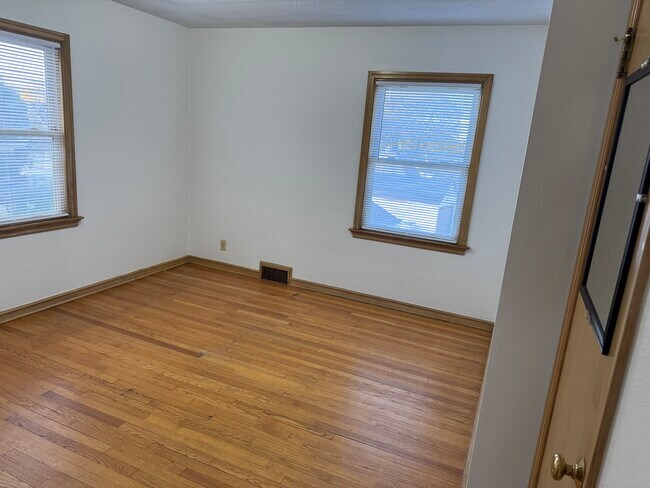 Building Photo - 6643 W Lisbon Ave