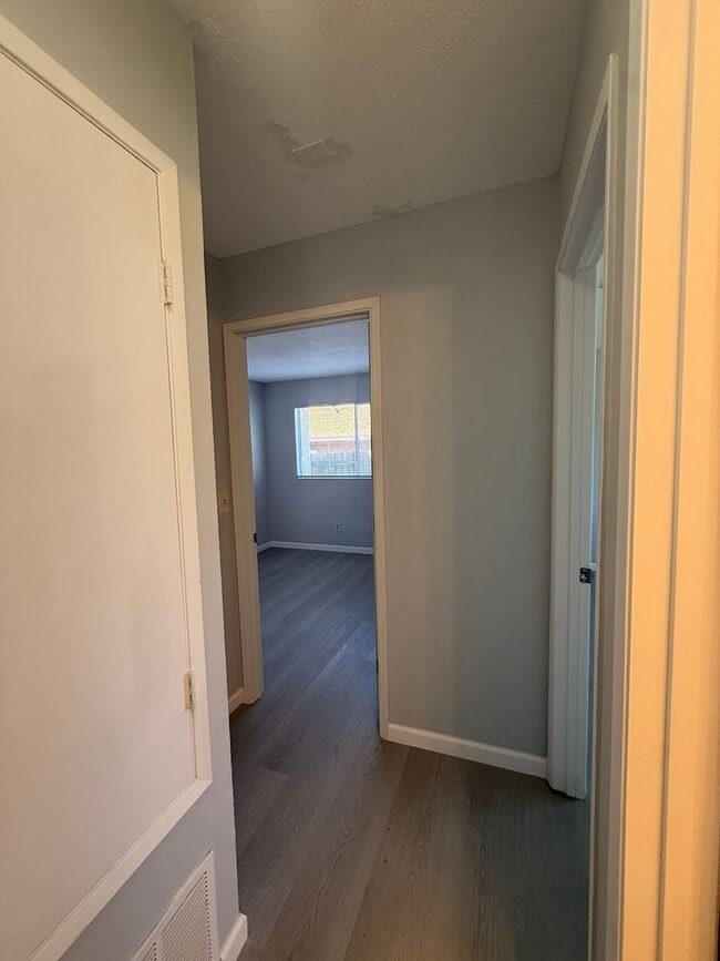 Building Photo - 2 bedroom / 1 bath