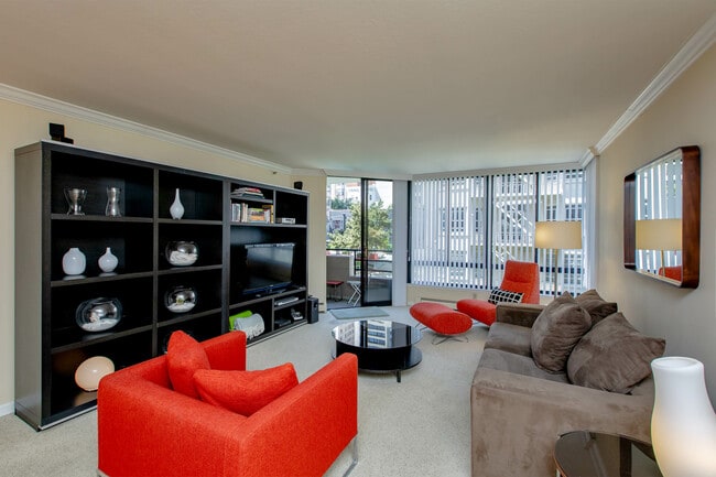 Primary Photo - 900 Bush St