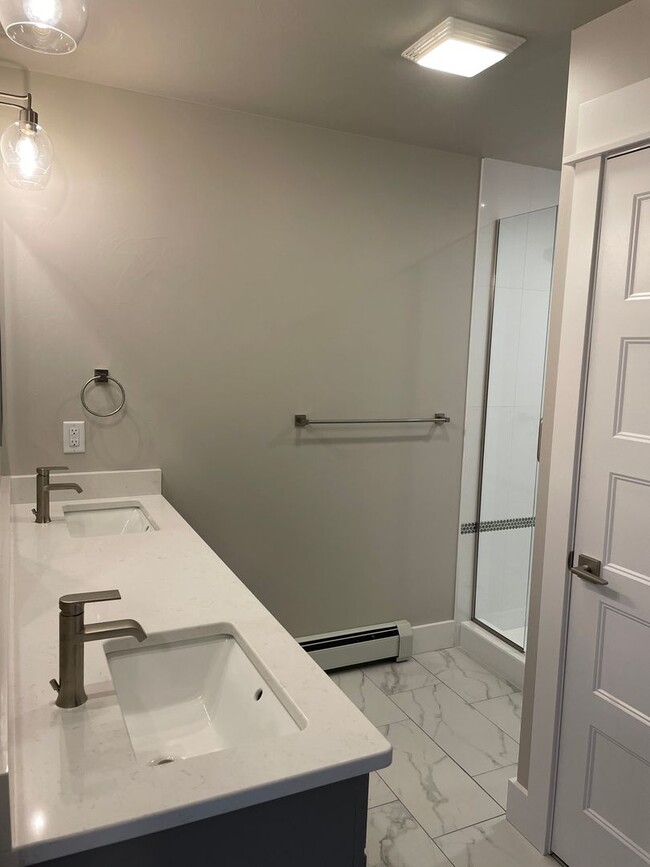 Building Photo - Beautiful Modern Condo