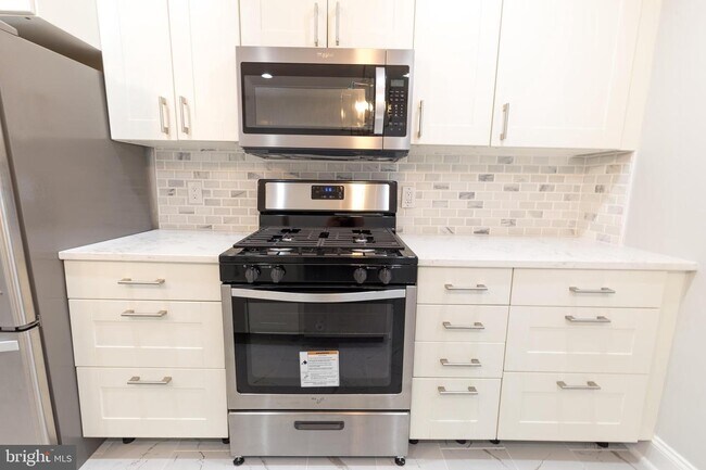 Kitchen Stovetop and easy close cabinets - 1927 Guilford Ave
