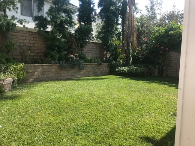 Building Photo - 3 bed, 2 1/2 bath home in the foothills of...