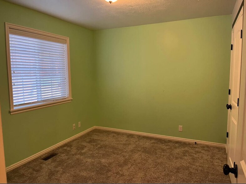 Building Photo - 335 Chokecherry Cir