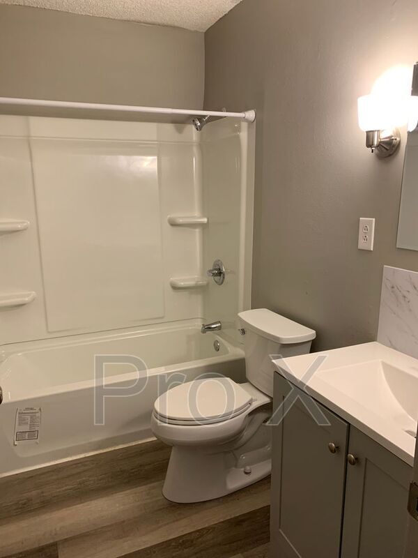 Building Photo - 2037 S River St