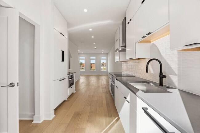 Building Photo - Bloomingdale Townhome | 3 Bed + Den | 3.5 Bath | 1,800 Sf | Large Private Rooftop Deck & Balcony ...