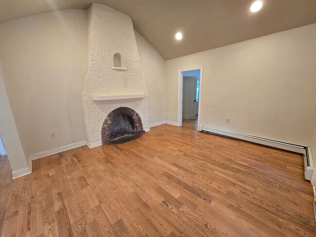 Building Photo - Large Beautiful South Hill Home! Available Now!