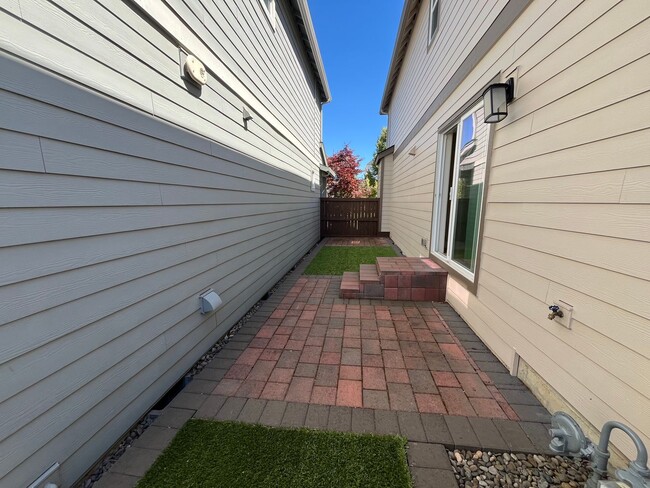 Building Photo - Desirable Bethany Location, Spacious & Sty...