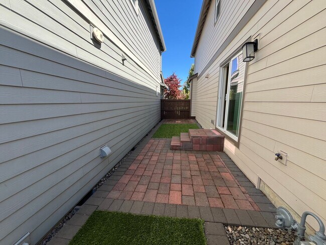 Building Photo - Spacious & Stylish Home in Desirable Betha...