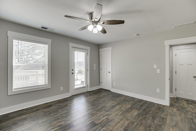 Building Photo - 4615 S Lee St