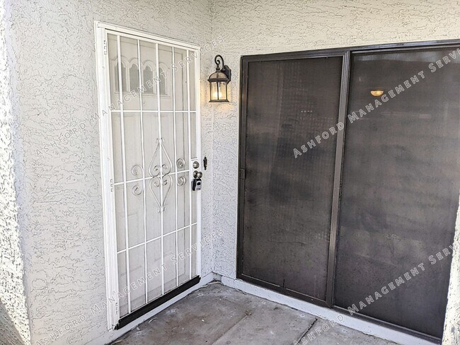Building Photo - 3 BEDROOM 3 BATH END UNIT TOWNHOME IN GATE...