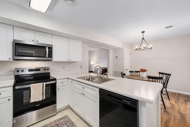 Building Photo - 2 Bdrm / 1.5 Bath Townhouse in Johnson City - Near ETSU, JCMC & VA