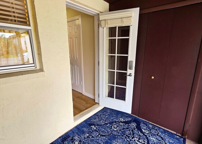 Building Photo - 2 BR/ 2.5 BA Townhome in Gated Community w...