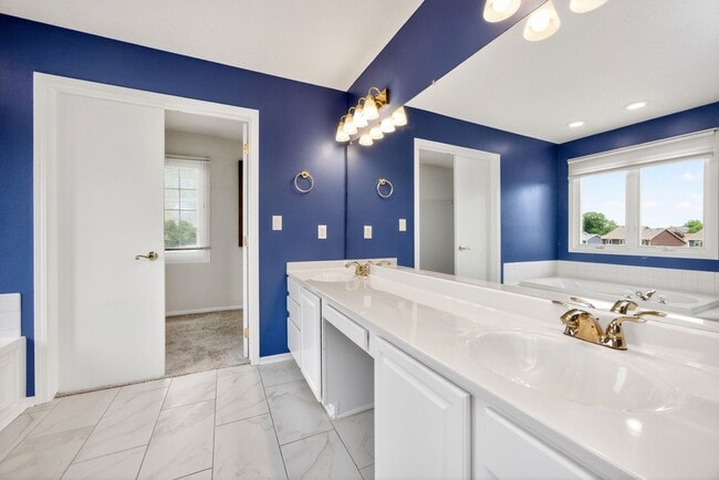 Building Photo - SPACIOUS LIVING!!  4 Bedrooms, 2.5 Bathrooms Home in Des Moines!