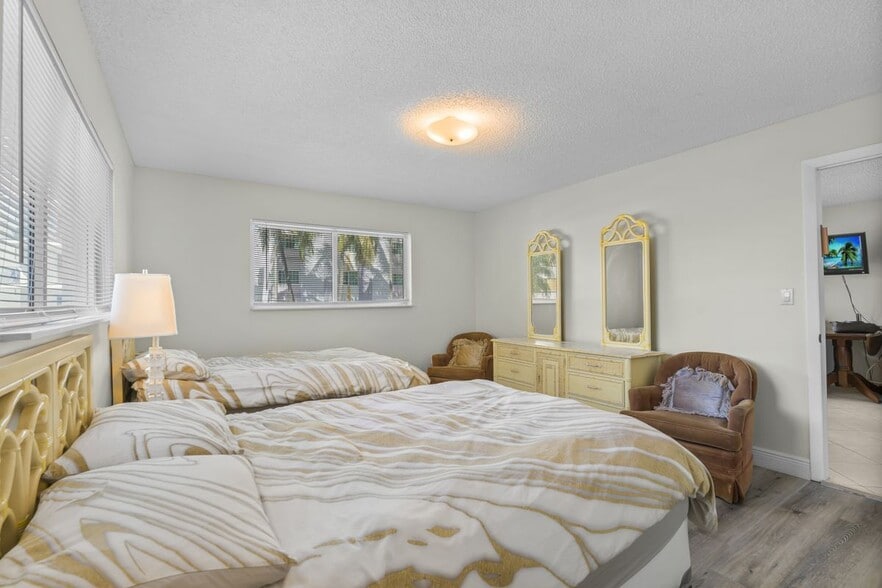 Building Photo - 4141 Collins Ave