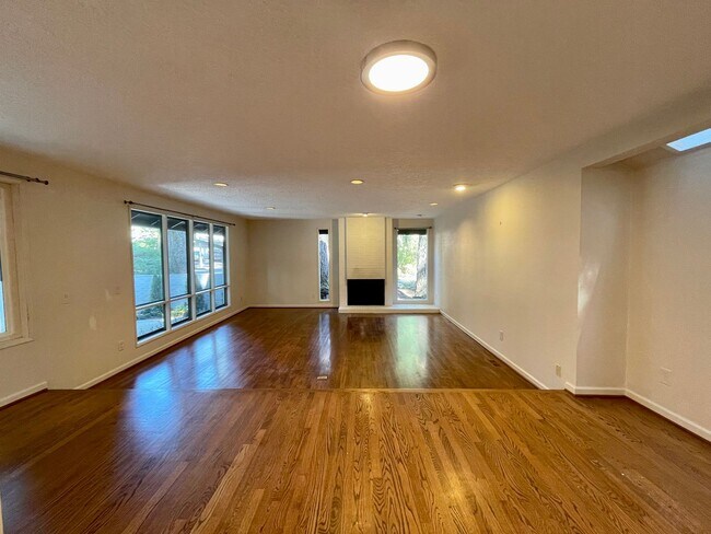 Building Photo - 15410 SW Peppermill Ct