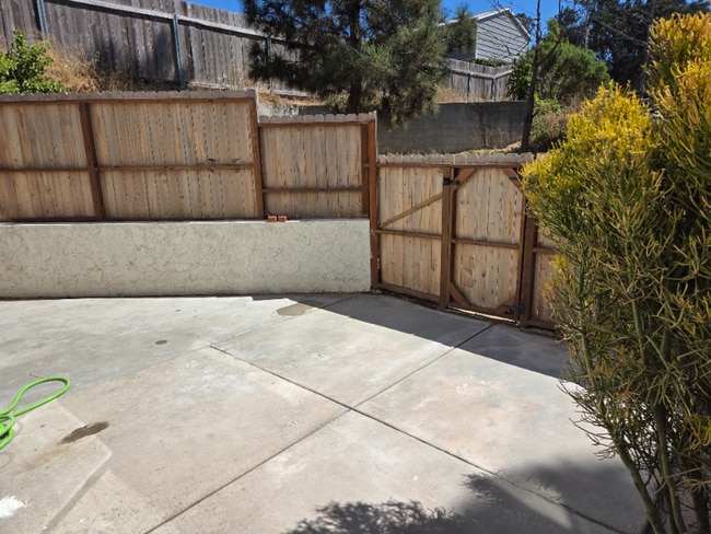 Building Photo - 652 Shady Ln