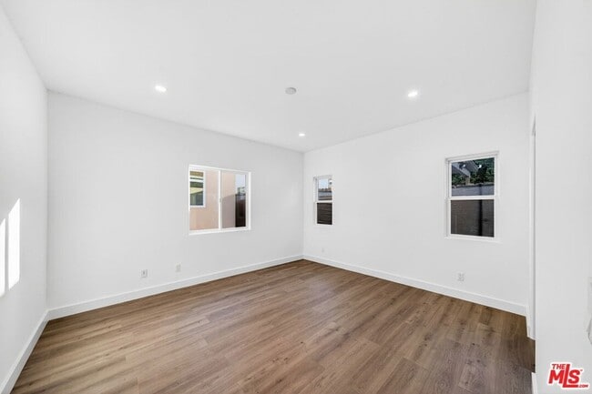 Building Photo - 17625 Burbank Blvd