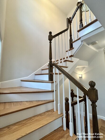 Building Photo - 329 W 4th St