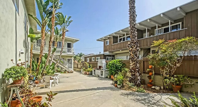 Building Photo - 1900 Rockefeller Ln