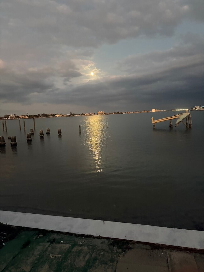 Building Photo - 7261 Bay St