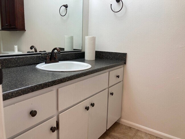 Building Photo - 3 br, 1 bath House - 141 Laguna Ct