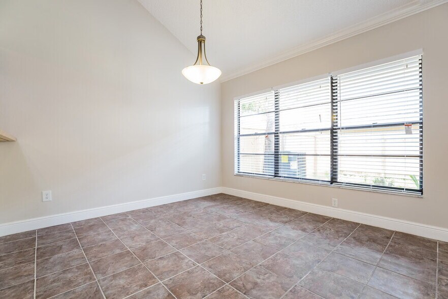 Building Photo - 402 E Springtree Way