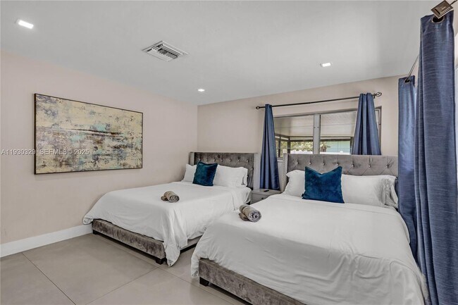 Building Photo - 2217 NW 4th Ave