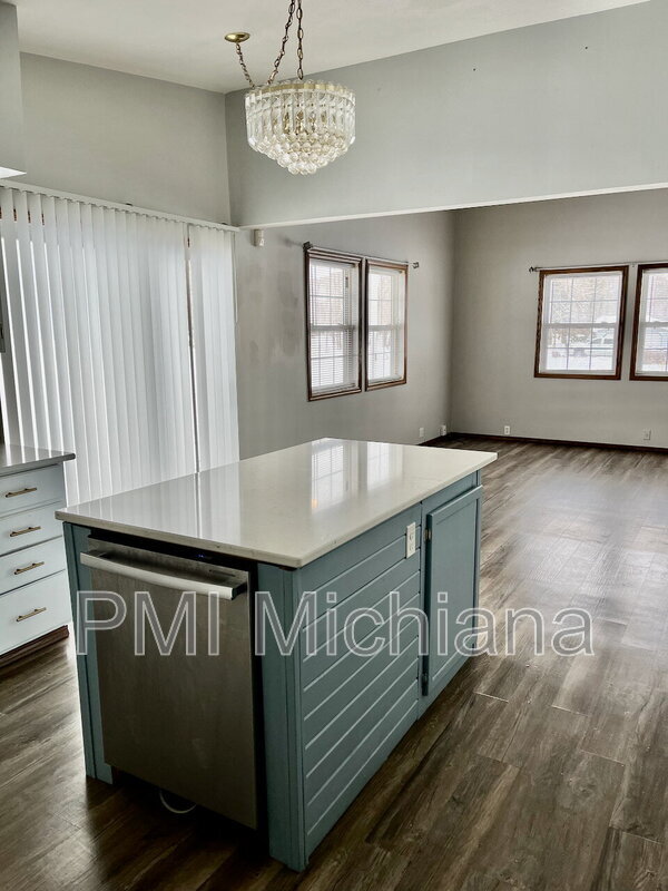 Building Photo - 19901 Oakdale Ave