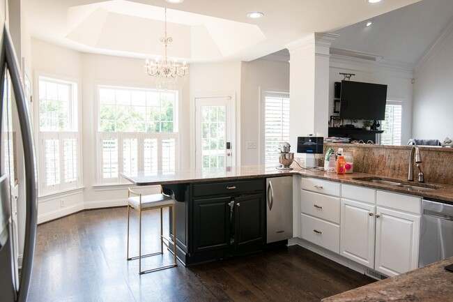 Building Photo - Luxury Living w/ Pool In Brentwood!