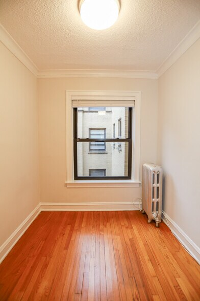 Building Photo - 6106 N Kenmore Ave