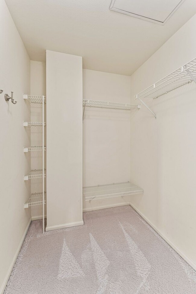 Building Photo - Spacious Townhome in Bellevue College Neig...