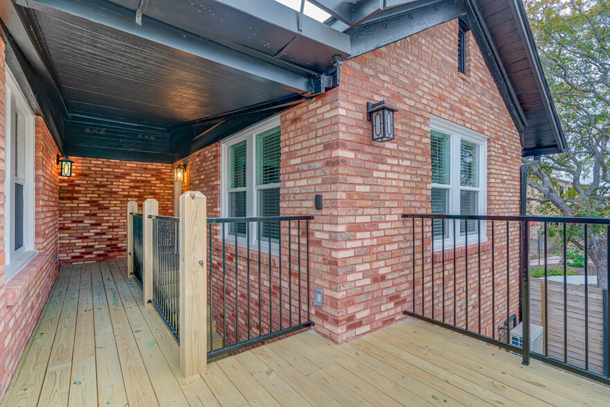 Shared Patio - 316 W Cypress St