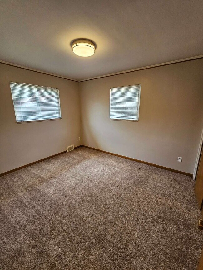 Building Photo - 2 Bedroom, 2 Bath Duplex, Huge Basement with 2-Car Garage – St. Clair Shores