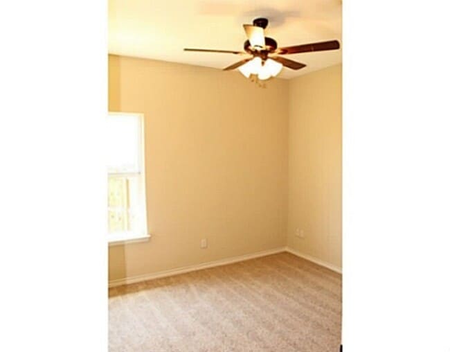 Building Photo - GORGEOUS 3 bed, 2 bath in Spring Creek Gar...