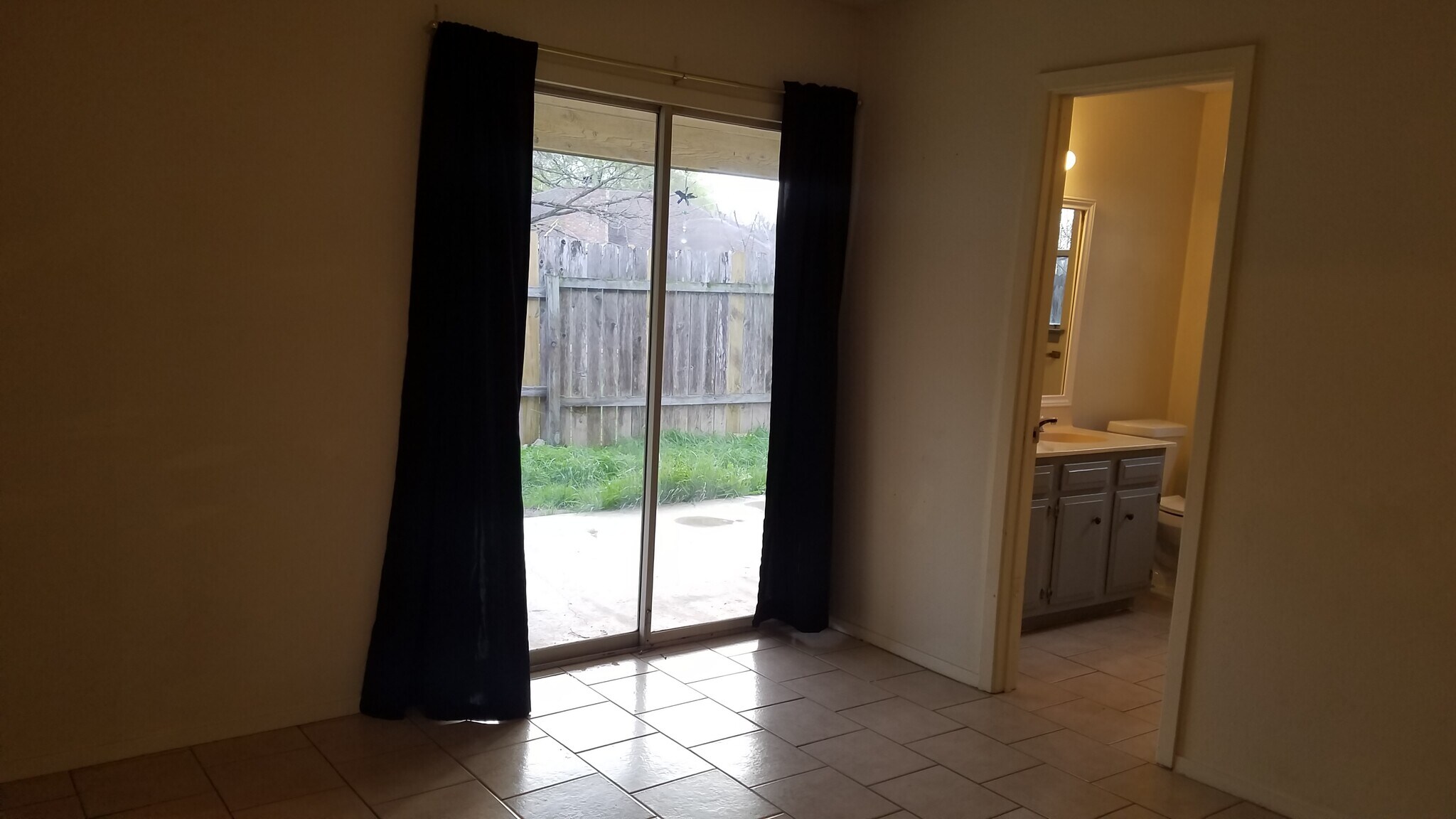 master bedroom door to patio, bath - 2007 Old W Pl