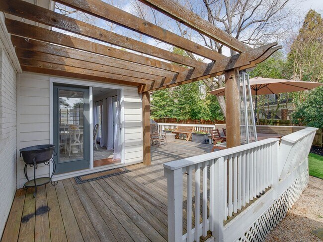 Building Photo - 3221 Sunset Dr