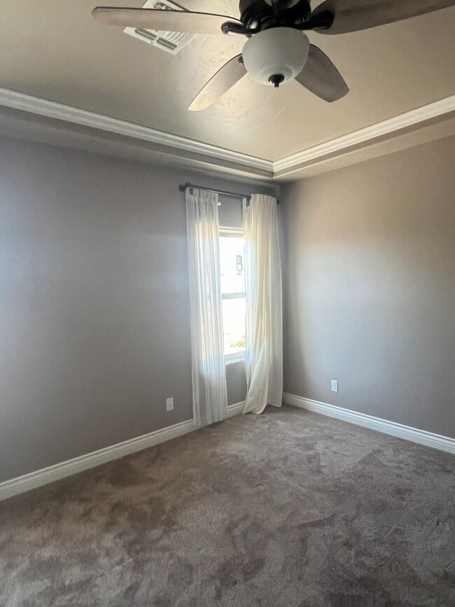 Building Photo - Newer home
