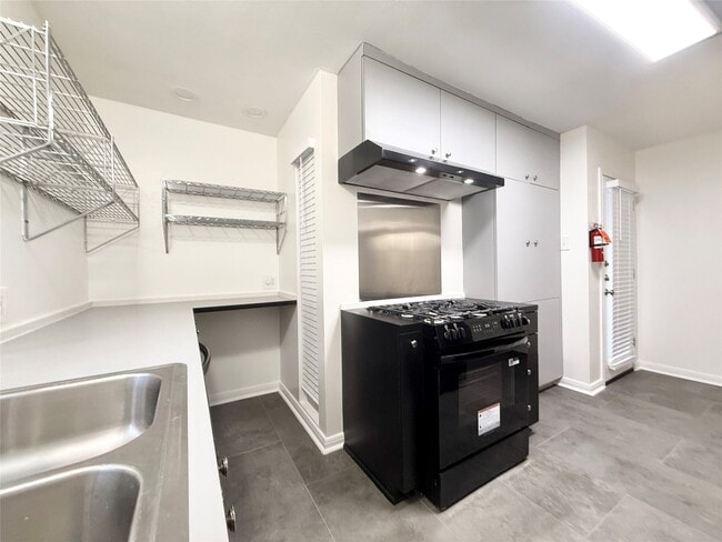 Building Photo - 20 Pinedale St